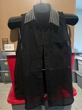 Sleeveless Black Button-Up Shirt with Studded Collar 101